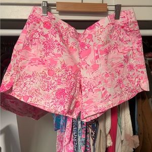 Lily Pulitzer Ocean View shorts. Peony Pink Seaside Scene. Size medium.